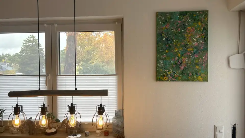Tupfbild Blütenwiese an der Wand neben einem Fenster